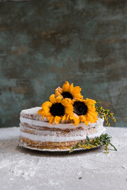 Tarta de cumpleaños decorada con flores  Foto Gratis