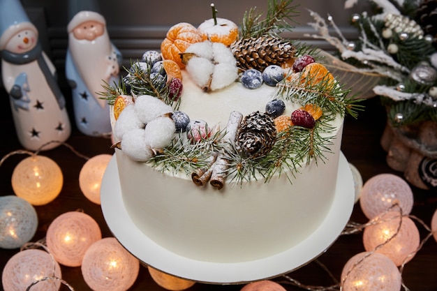 Tarta Navide A A Base De Chocolate Con Crema Decorada Con Frutos Del