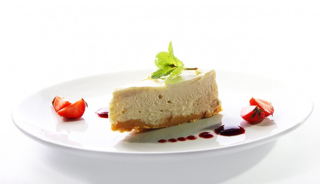 Tarta de queso fresco servido con menta Foto gratis