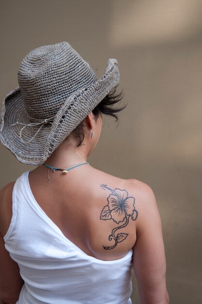 Tatuaje De La Flor De Hibisco En El Hombro De Una Mujer Joven En