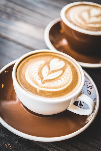 Taza de café con una flor de espuma Foto Gratis