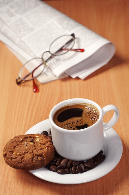 Taza De Caf Y Galletas Con Chispas De Chocolate Foto Premium