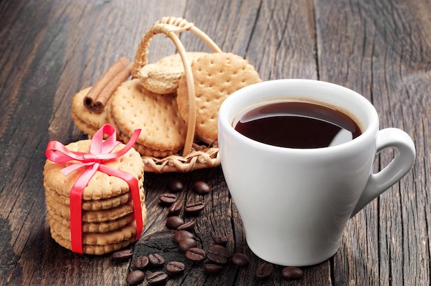 Taza De Café Y Galletas Dulces En Una Mesa De Madera Foto Premium