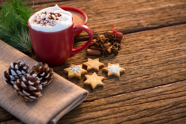 Taza de café con galletas de navidad | Foto Gratis