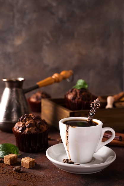 Taza de café humeante caliente con granos de café, molinillo de ...