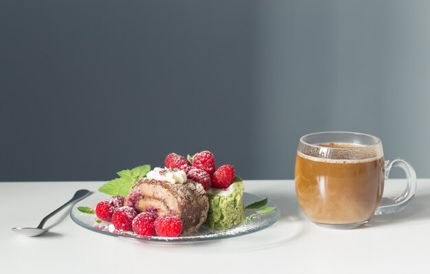 Taza De Caf Y Postre Con Frambuesas En El Cuadro Blanco Sobre La Pared