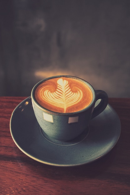 Taza de café con un dibujo en la espuma Descargar Fotos