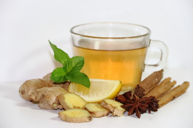 Té de jengibre miel menta limón y canela | Foto Premium