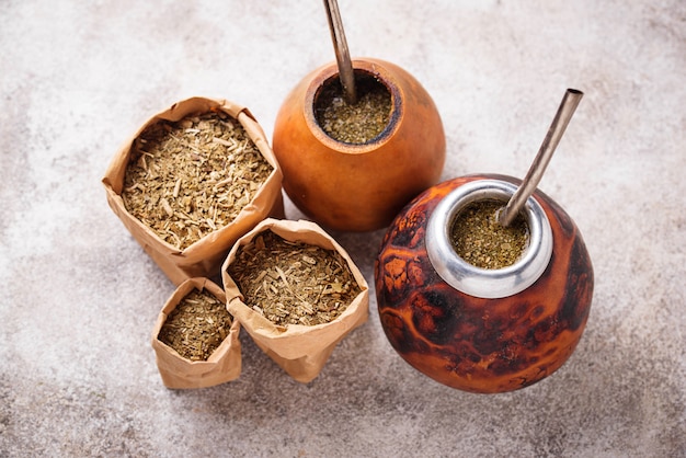 Té de yerba mate con calabaza y bombilla. Foto Premium 