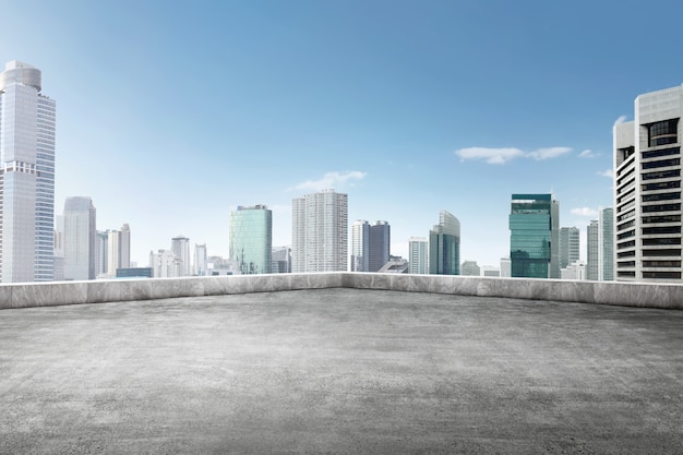 El Techo Del Edificio Con Vista A Los Rascacielos Foto Premium