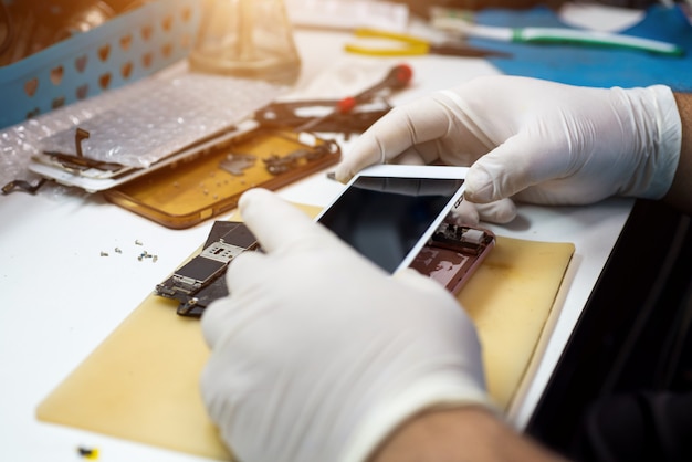 Técnicos para reparar teléfonos móviles Foto Premium