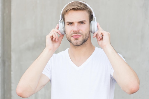 La Tecnología Ha Cambiado La Música Hombre Guapo Usa Auriculares Fondo Gris Chico Sin Afeitar 9827