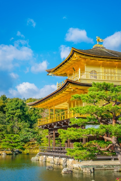 Templo kinkakuji "el pabellón de oro" en kyoto, japón | Foto Gratis