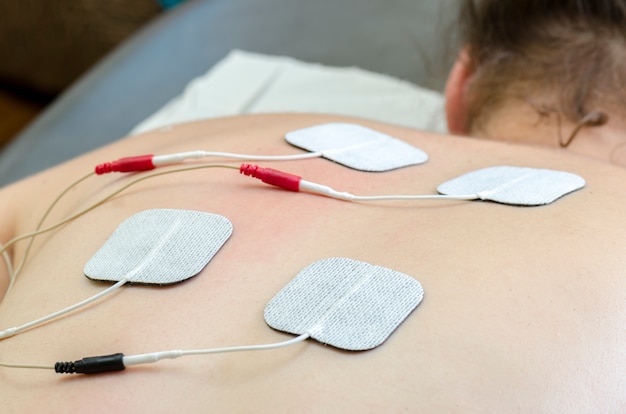 Tens Electrodos Posicionados Para El Tratamiento Del Dolor De Espalda En Fisioterapia Foto Premium