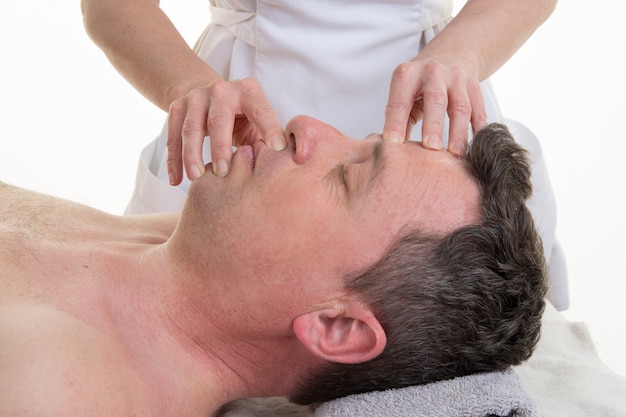 Terapia De Osteopat A Facial Y Craneal En Una Sala M Dica Foto Premium