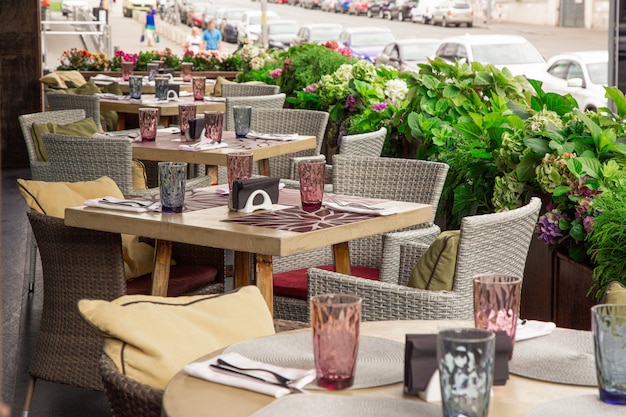 Terraza de verano cafetería, restaurante. mesas sillas cuidadosamente