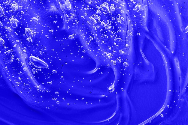 Textura de gel cosmético azul con burbujas muestra de suero