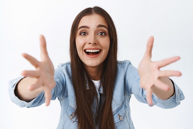 Tierna Femenina Bonita Mujer Morena Con Chaqueta De Mezclilla Sonriendo Suspirando De