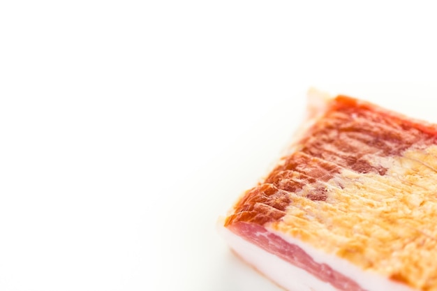 Tiras De Tocino Crudo Sobre Un Fondo Blanco Foto Premium