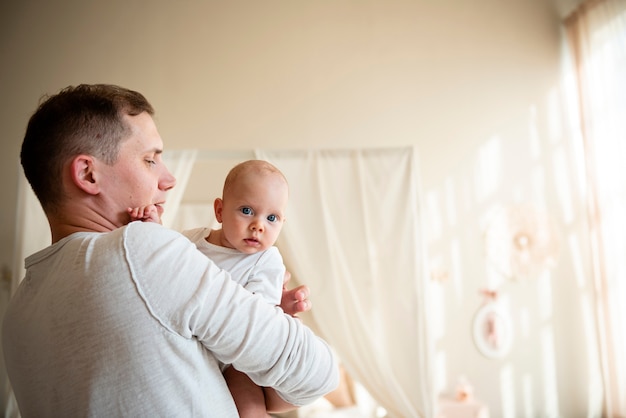 Tiro medio de padre y bebé Foto gratis