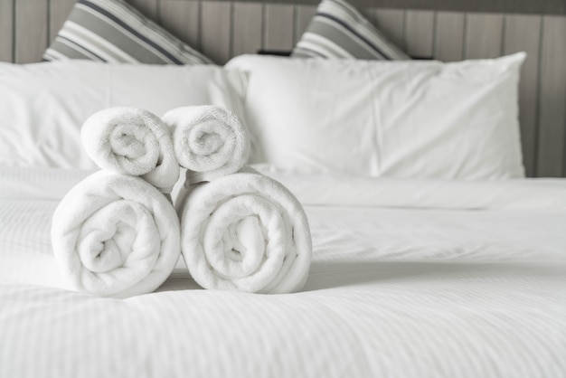 toalla-blanca-en-la-decoracion-de-la-cama-en-el-interior-del-dormitorio_-