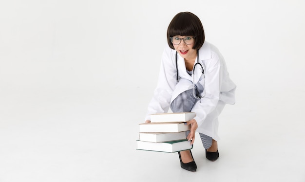 Todo El Cuerpo Del Pasante Médico Femenino Asiático Joven Inteligente