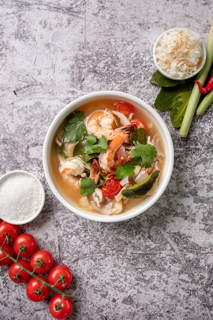 Tom Yam Kung Picante Sopa Agria Tom Yum Con Camarones Langostinos Leche De Coco Hierba De