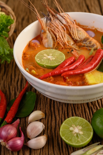 Tom yum kung thai sopa picante de camarones con hierba de limón, limón ...