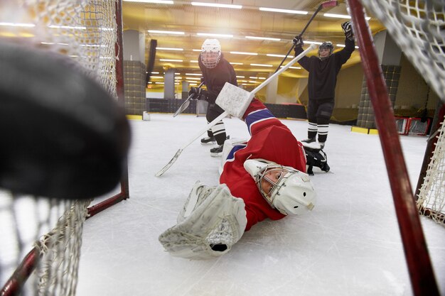 Toma de acción del equipo femenino jugando al hockey | Foto Premium