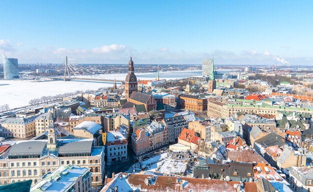 Toma Aerea De La Hermosa Ciudad De Riga En Letonia En Invierno Foto Gratis