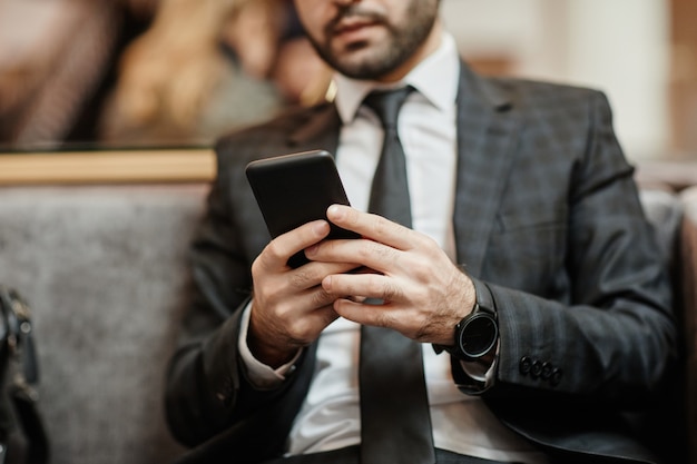 Toma Recortada Del Exitoso Hombre De Negocios Con Tel Fono Inteligente