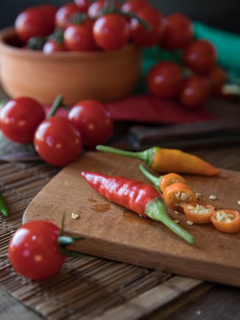 Tomates y ají en una tabla de cortar chiles en una tabla de cortar de