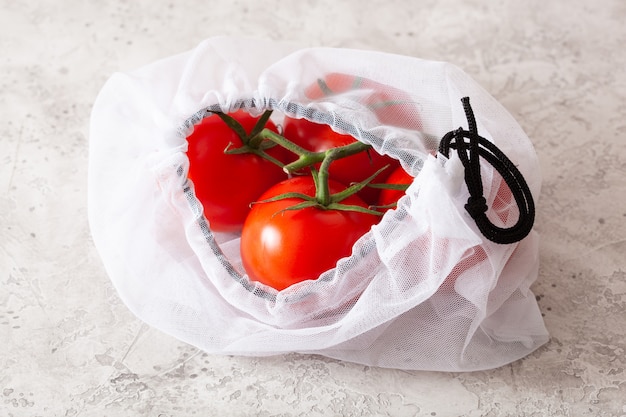 Tomates en bolsa de nylon de malla reutilizable, concepto de cero ...