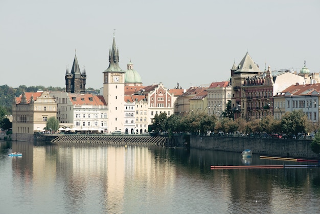 Torres De Praga Y El Rio Moldava En Dia Soleado Republica Checa Foto Premium