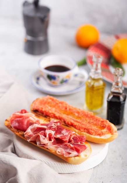 Tostada española de tomate y jamón, desayuno tradicional o almuerzo con ...