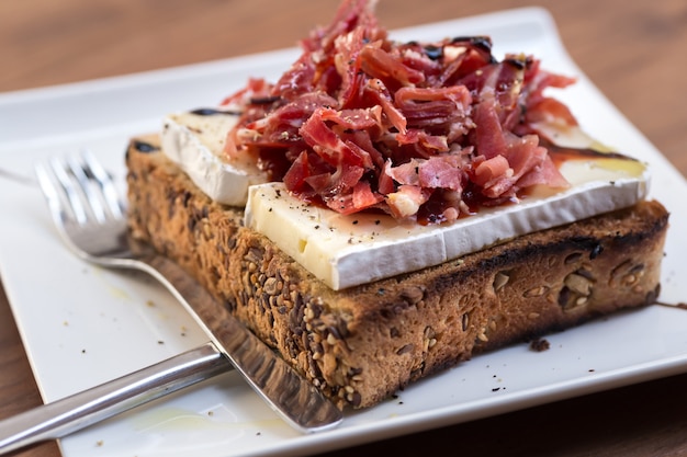 Tostada De Jamón Serrano Queso Brie Y Mermelada De Tomate Foto Premium 9212