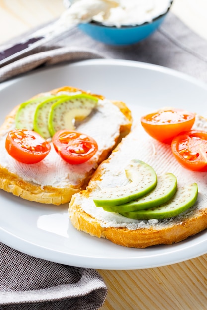 Tostadas De Aguacate Con Queso Crema En Un Plato Blanco. Tostadas Con ...