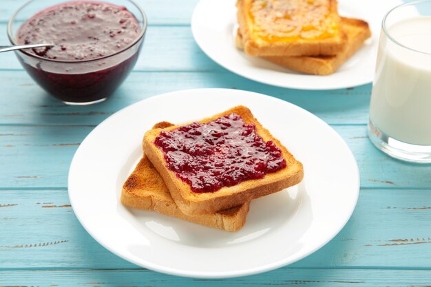 Tostadas Dulces Con Mermelada Para Desayunar En Azul Vista Superior