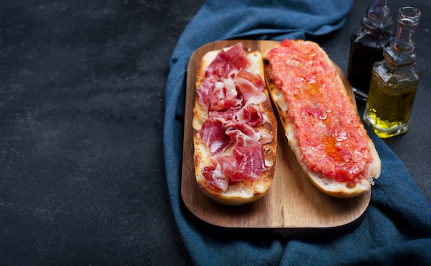 Tostadas Españolas De Tomate Y Jamón Desayuno O Almuerzo Tradicional Foto Premium 4681