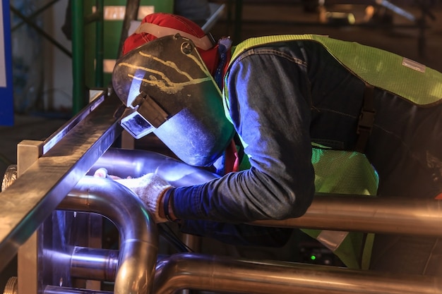 Trabajador Industrial Con Mascarilla Protectora Soldadura De Tuberías ...