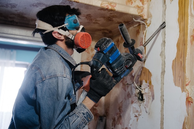 Un Trabajador Perfora Una Pared Con Un Perforador Reparación En El Departamento Foto Premium 5903