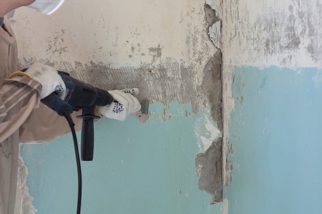 Trabajador Quita Pintura Vieja De Una Pared De Hormig N Con Un Martillo