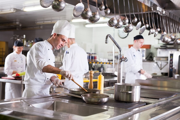 El Trabajo Del Cocinero En La Cocina Del Restaurante Foto Premium 4304