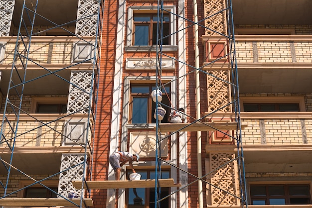 Trabajos De Acabado En La Fachada De Un Nuevo Edificio Residencial