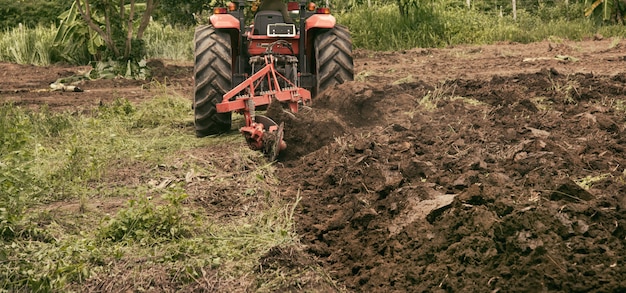 Tractor arando campos preparando tierras para sembrar Foto Premium