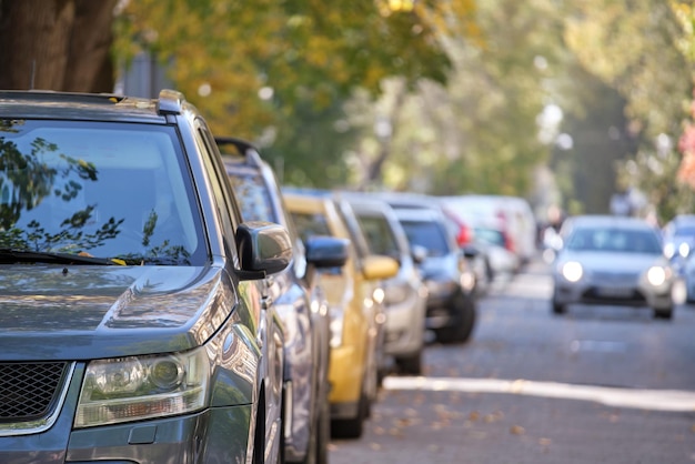 Tráfico De La Ciudad Con Muchos Coches Aparcados En Fila Al Lado De La ...