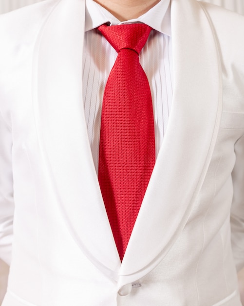 camisa blanca con corbata roja