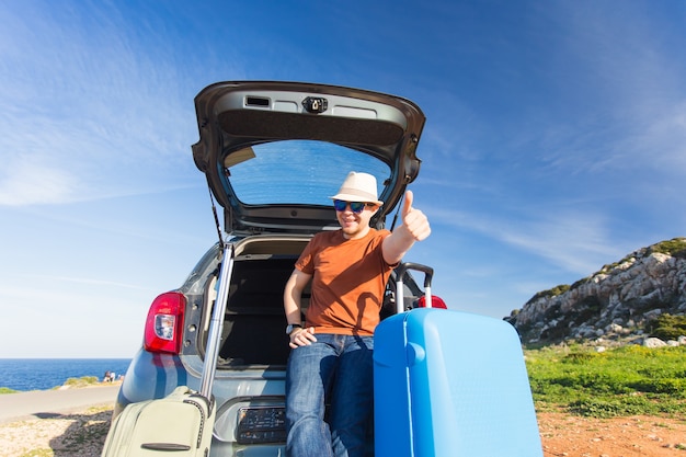 Transporte Ocio Viaje Por Carretera Y Concepto De Personas Hombre Feliz Disfrutando De Viaje 