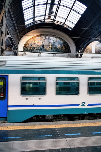 Tren en la estación central de milán, italia | Foto Premium