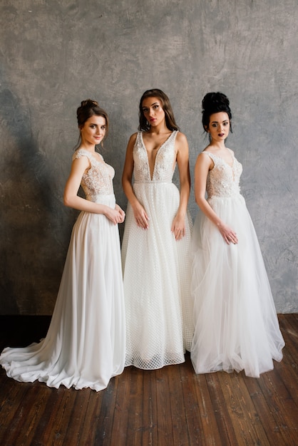 Tres Chicas En El Estudio Con Elegantes Vestidos Blancos Foto De Boda Hermosas Novias En El Estudio Foto Premium